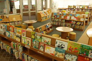 蔵書9万冊以上府中町立図書館