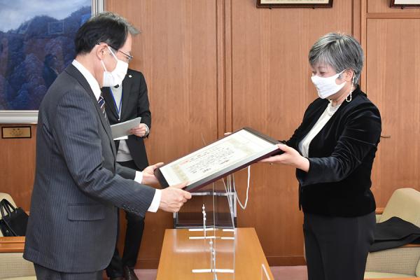 「博報賞」受賞を報告する、府中小学校竹下校長と佐藤町長の写真