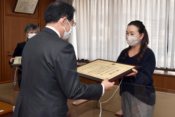 「優良ＰＴＡ文部科学大臣表彰」受賞を報告する、府中小学校神原PTA会長と佐藤町長の写真