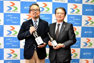 完成報告する佐々木酒店さんと報告を受ける町長