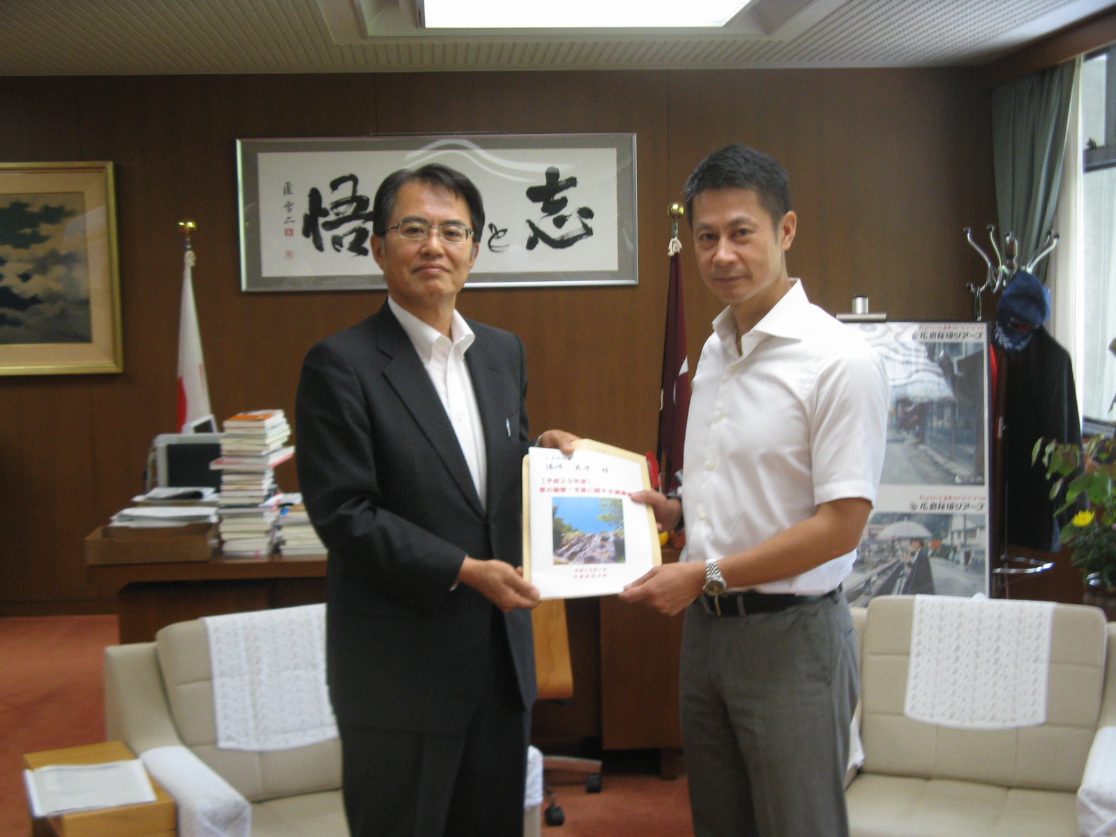 佐藤町長（左）と湯崎知事(右）