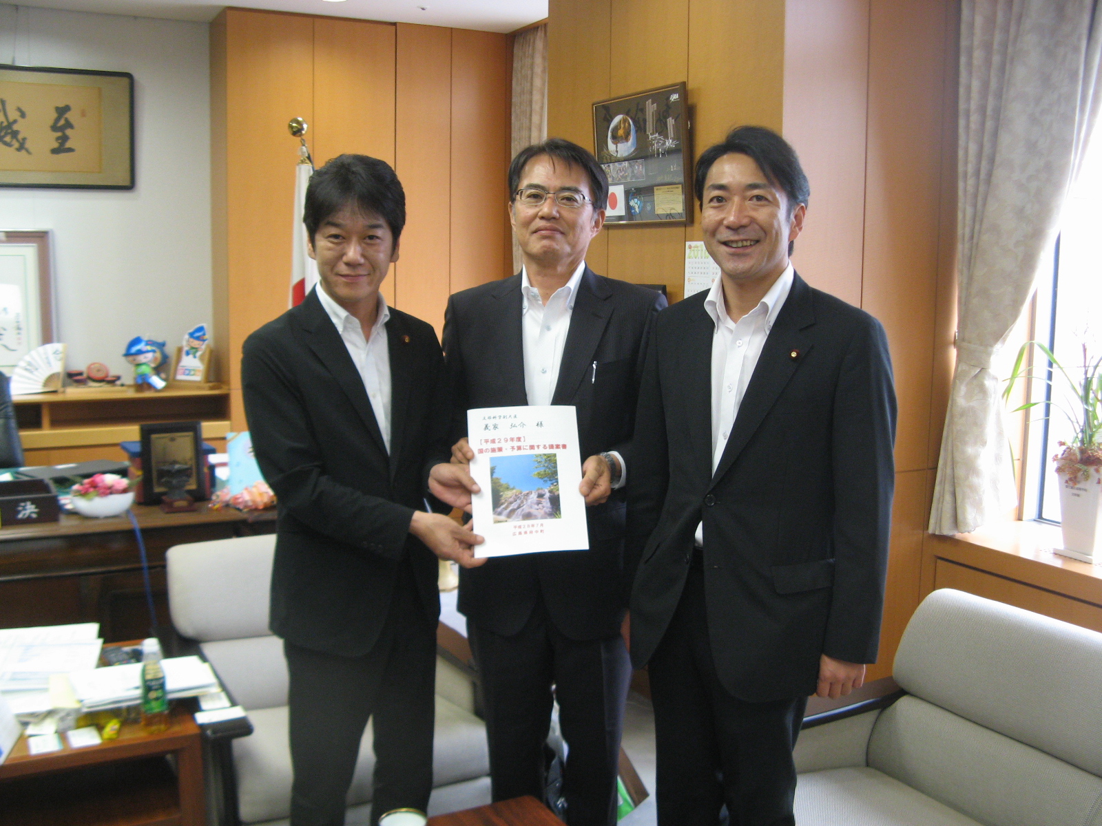 文部科学省　義家副大臣（左）、佐藤町長（中）、中川衆議院議員（右）