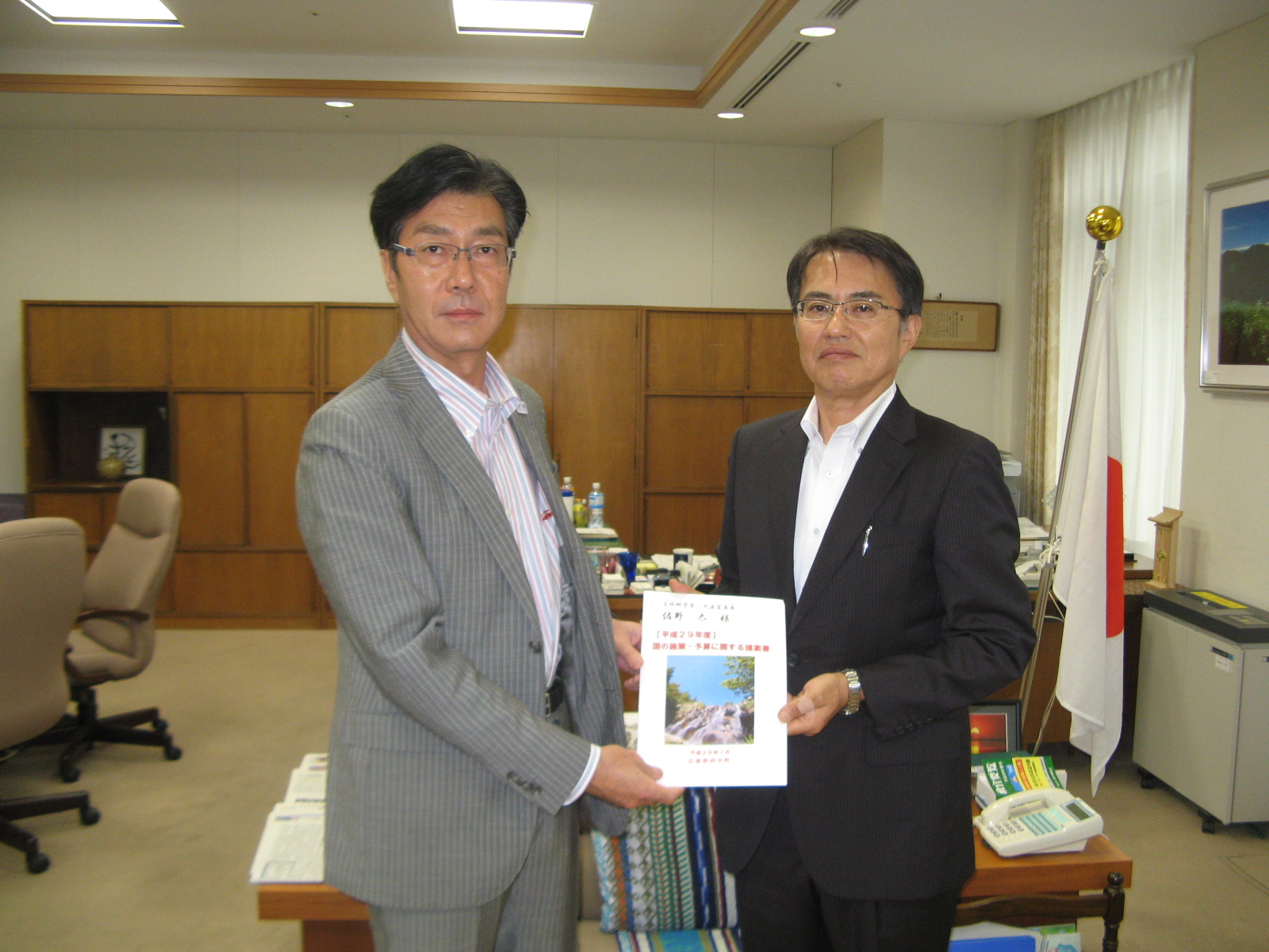 文部科学省　佐野大臣官房長（左）と佐藤町長(右）