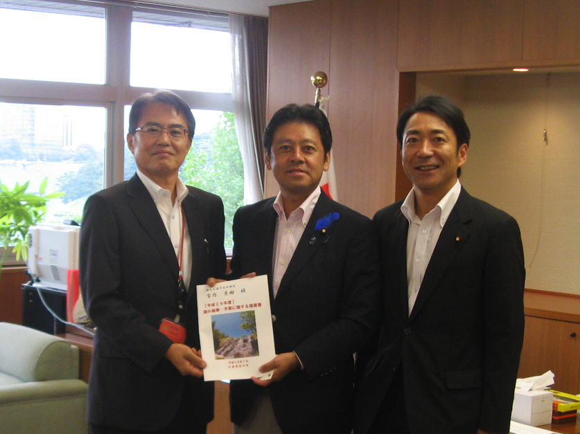 佐藤町長（左）、国土交通省　宮内大臣政務官（中）、中川衆議院議員（右）