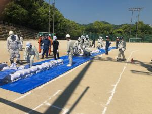 職員による改良積み土のう作成中