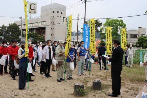 開会式で挨拶をする佐藤町長