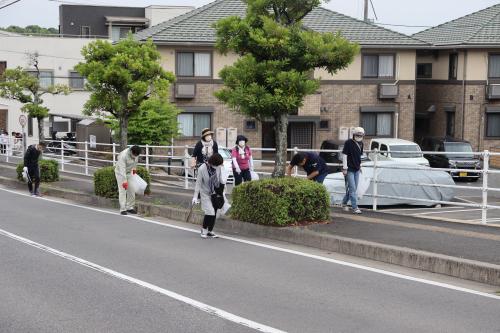 空き缶や散乱ごみを拾い集める参加者