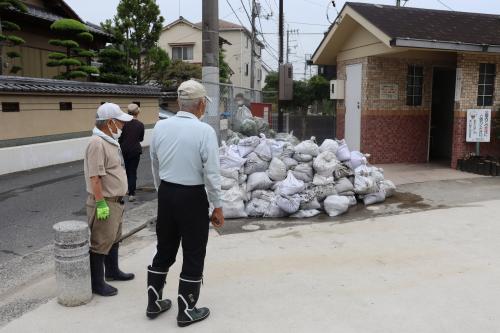 町内会の一斉清掃活動の様子
