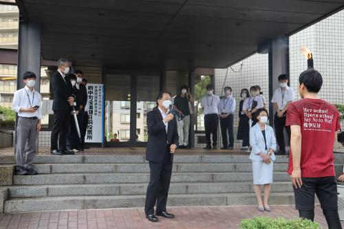 ランナーを激励する佐藤町長
