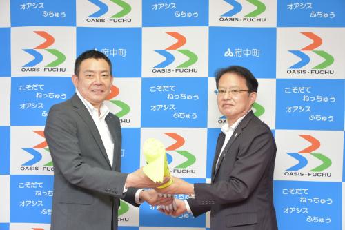 横断旗を手渡す様子