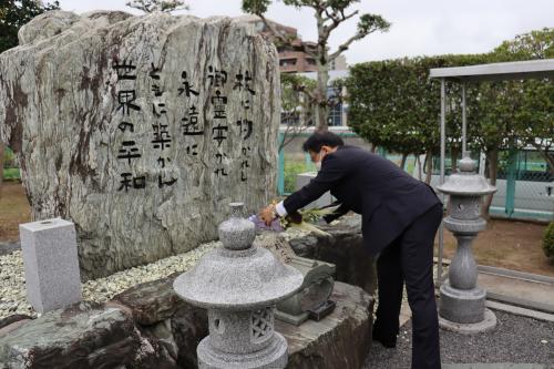 献花する佐藤町長