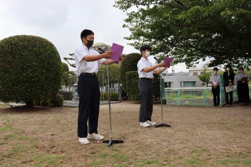 平和のメッセージを読み上げる生徒代表