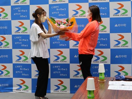 職員から花束を受ける福部選手