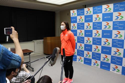 報道陣の取材に応じる福部選手の様子