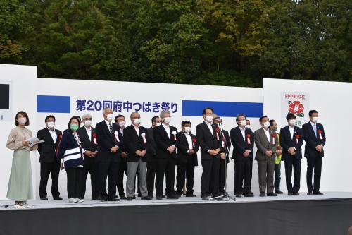 ステージで挨拶する佐藤町長
