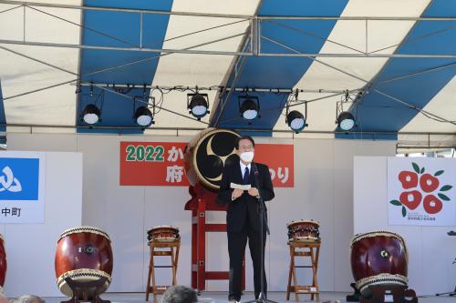 開会にあたり祝辞を述べる佐藤町長
