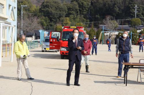とんど祭りで挨拶をする佐藤町長