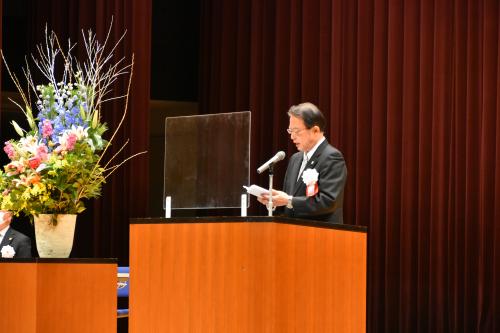 式典で式辞を述べる佐藤町長