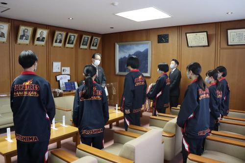 激励する佐藤町長