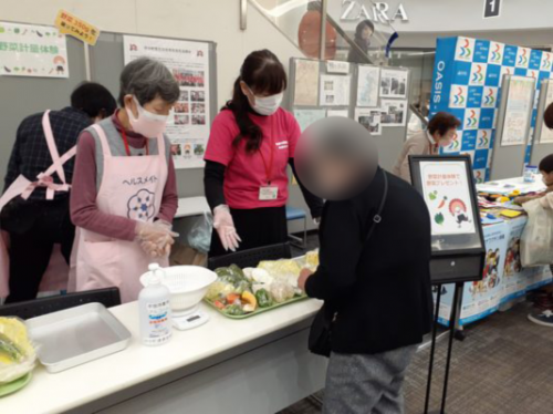 野菜計量をする参加者