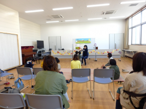 絵本の読み聞かせの様子