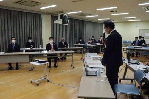 挨拶する佐藤町長