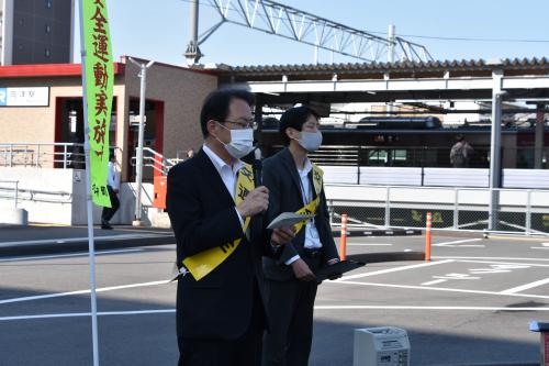 挨拶する町長