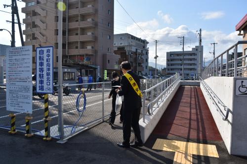 配布する佐藤町長
