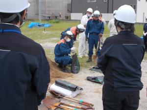 訓練指導をする消防職員