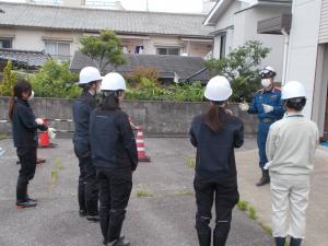 簡易止水について学ぶ女性職員