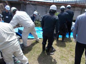 現場で改良積み土のう工法をする職員