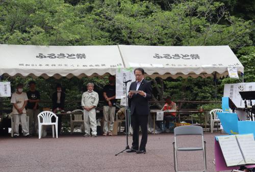 閉会式で挨拶をする佐藤町長