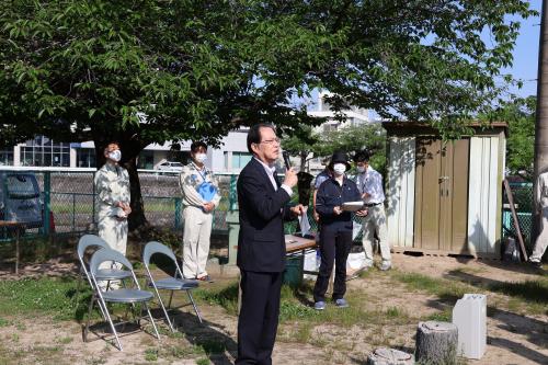 開会式で挨拶する佐藤町長