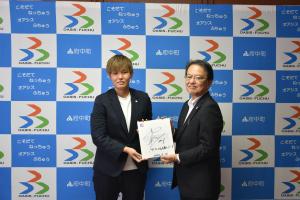 木稲選手と佐藤町長の写真