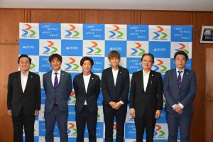 サンフレッチェ広島レジーナと佐藤町長らの集合写真