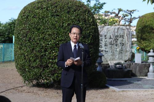 挨拶する佐藤町長