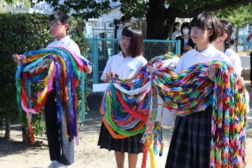折り鶴を献納する中学生