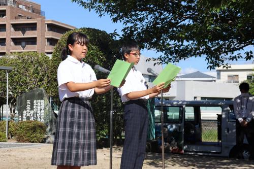 平和への誓いを宣言する中学生