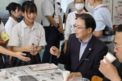 ハンドクリームの説明を受ける佐藤町長