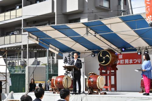 挨拶する佐藤町長