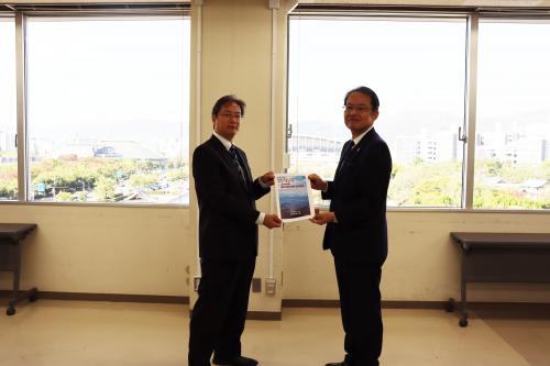 提案書を手交する佐藤町長