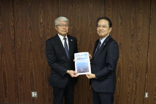 山根副知事と佐藤町長