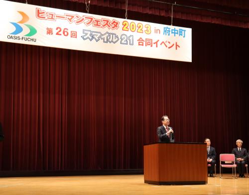 挨拶する佐藤町長