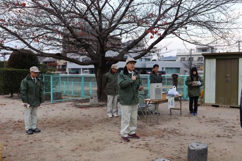 開会式で挨拶する佐藤町長