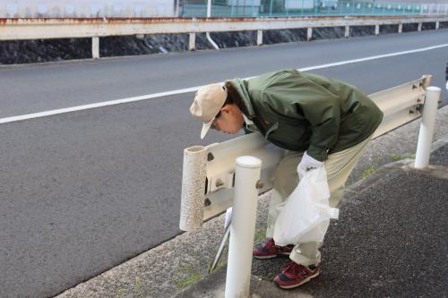 散乱ごみをひろう佐藤町長