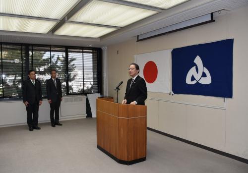 仕事納め式で挨拶をする佐藤町長