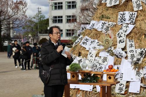 挨拶する佐長町長