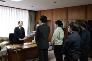 派遣職員を激励する町長