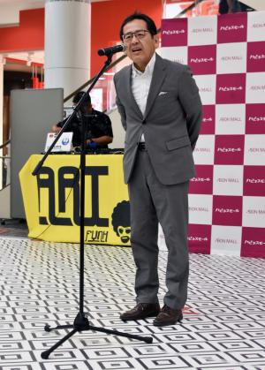 同大会であいさつする寺尾町長