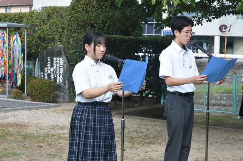 平和のメッセージを読む中学生